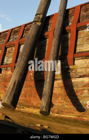 Details von Aufgelassenem Fischerboot Quelle, am Ufer des Flusses Dee, Kirkcudbright, Schottland verlassen Stockfoto