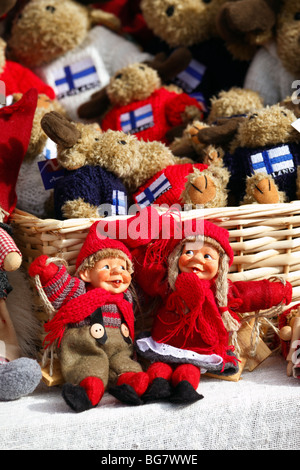 Finnland, Südfinnland, östlichen Uusimaa, Porvoo, Marktplatz, Rathausplatz, Basteln, Puppen zum Verkauf an Marktstand Stockfoto