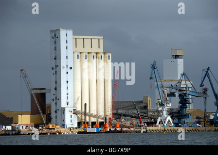 Silo und Kräne im Hafen von Lorient, Bretagne, Frankreich Stockfoto