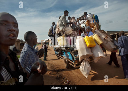 Ein überladene PKW LKW hält in Amuria Stadt, Teso Subregion, Uganda, Ostafrika. Stockfoto