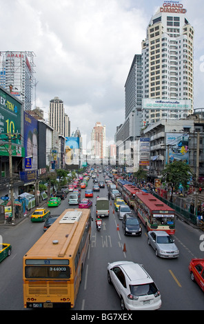 Verkehr in Bangkok. Phetchaburi Road. Bangkok. Thailand Stockfoto