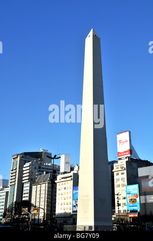 Obelisk und Gebäuden, 9 Juli Avenue, Buenos Aires, Argentinien Stockfoto