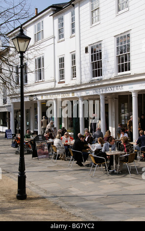 Cafe-Restaurant-Bar und Kunden die Pantiles Royal Tunbridge Wells Kent England UK Stockfoto