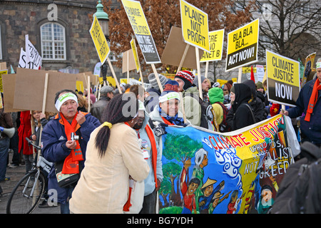 Die demonstranten an der großen Demonstration vor dem Parlament in Kopenhagen die UN-Klimakonferenz. Klima März. Stockfoto