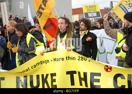 'Don't nuke Demonstranten das Klima" vor dem Parlament in Kopenhagen die UN-Klimakonferenz. Klima März. Stockfoto