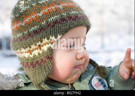 11 Monate altes Hispanic junge spielt im frisch gefallenen Schnee in seinem Vorgarten mit seiner Mutter.  Bild ist Modell veröffentlicht. Stockfoto