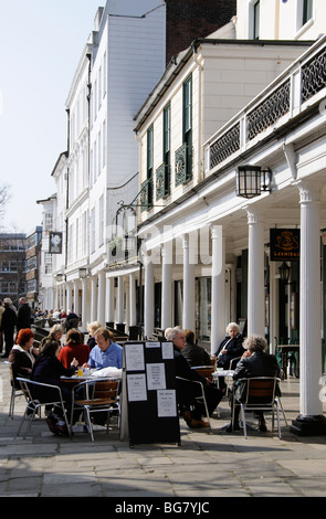 Cafe-Restaurant-Bar und Kunden die Pantiles Royal Tunbridge Wells Kent England UK Stockfoto