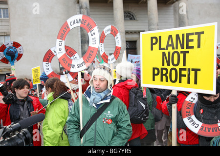 Demonstranten in einer großen Demonstration vor dem Parlament in Kopenhagen auf der COP 15 UN-Klimakonferenz. Klima März. Stockfoto