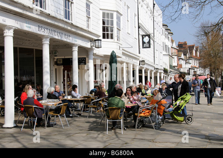 Cafe-Restaurant-Bar und Kunden die Pantiles Royal Tunbridge Wells Kent England UK Stockfoto