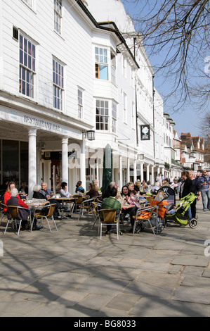 Cafe-Restaurant-Bar und Kunden die Pantiles Royal Tunbridge Wells Kent England UK Stockfoto