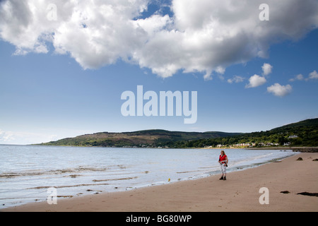 Walker auf der Beaach Zeitpunkt Kingscross, The Isle of Arran, Schottland, Juni 2009 Stockfoto