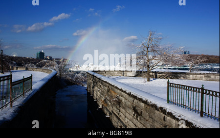 Regenbogen über Wasserkanal an den Niagarafällen Stockfoto