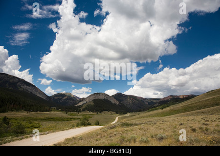 Einem langen Schotterstraße schlängelt sich in der Nähe von den Ausläufern der Rocky Mountains in Montana. Stockfoto