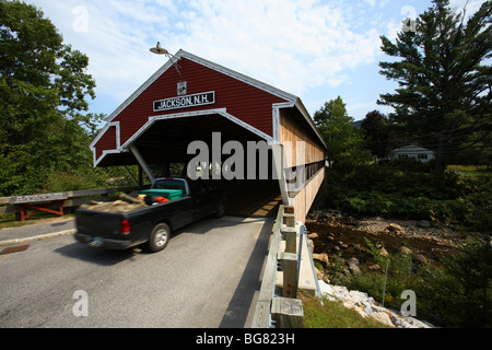 Die Flitterwochen bedeckte Brücke über den Fluss Ellis ist noch im Einsatz in Jackson, NH Stockfoto