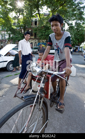 Zyklus-Rikscha-Fahrer. Yangon. Myanmar Stockfoto