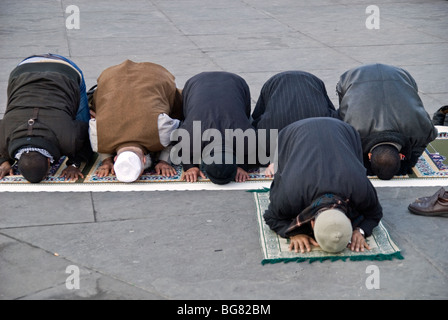 MUSLIME/IMAM AUSFÜHREN SALAAT AUF DEM TRAFALGAR SQUARE MIT DER GRUPPE DER MUSLIME Stockfoto