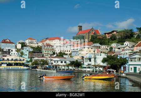 Boote und die Waterfront mit einem blauen Himmel, die carrenage, Saint George, Grenada, West Indies. Stockfoto