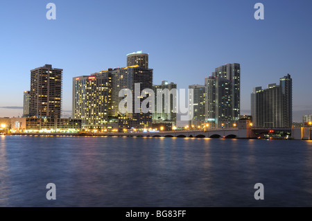 Hochhäuser im Stadtzentrum von Miami in der Abenddämmerung, Florida USA Stockfoto