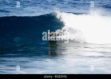 BODYBOARD IN DER ATLANTISCHEN BRANDUNG VON TENERIFFA AUF DEN KANARISCHEN INSELN. Stockfoto