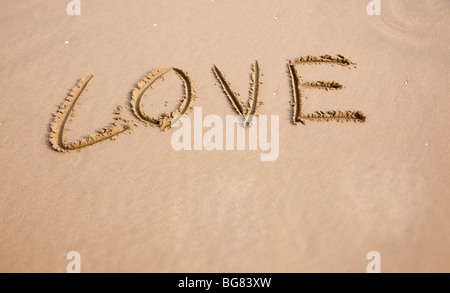 Liebe, geschrieben in den Sand am Strand Stockfoto