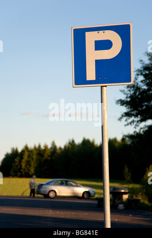 Finnische Rasthaltestelle und Verkehrsschild an der Autobahn, Finnland Stockfoto