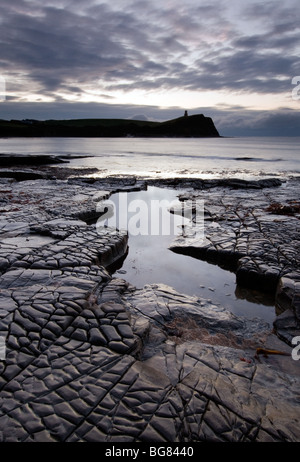 Morgendämmerung am Kimmeridge Bay, Dorset mit Clavell Tower in der Ferne Stockfoto