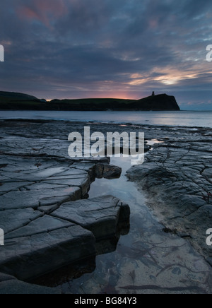 Morgendämmerung am Kimmeridge Bay, Dorset mit Clavell Tower in der Ferne Stockfoto