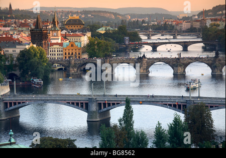 Blick auf die Brücken über den Vltava Fluss, Prag, CZ Stockfoto