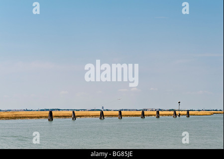 Ein Flugzeug hebt vom Flughafen Venedig Marco Polo ab, von der anderen Seite der Lagune aus gesehen (Venedig, Italien) Stockfoto