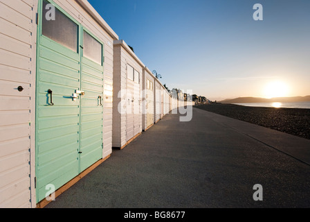 Lyme Regis Strandhütten bei Sonnenaufgang Stockfoto