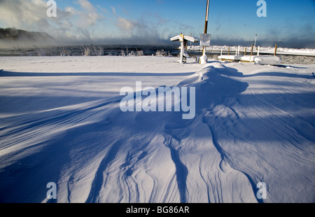 Wehenden Schnee und Dampf aus der noch nicht fixierten Lake Mendota bei Warner Park Strand und Boot starten in Madison, Wisconsin. Stockfoto