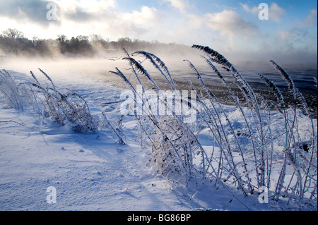 Es weht Schnee und Dampf aus der noch nicht fixierten Lake Mendota Warner Park Beach in Madison, Wisconsin. Stockfoto