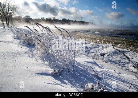 Es weht Schnee und Dampf aus der noch nicht fixierten Lake Mendota Warner Park Beach in Madison, Wisconsin. Stockfoto