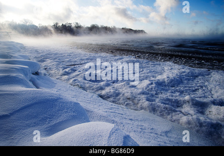 Es weht Schnee und Dampf aus der noch nicht fixierten Lake Mendota Warner Park Beach in Madison, Wisconsin. Stockfoto