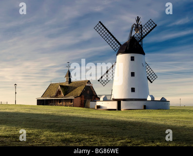 Dezember Morgendämmerung über Lytham Windmühle und Rettungsstation Stockfoto