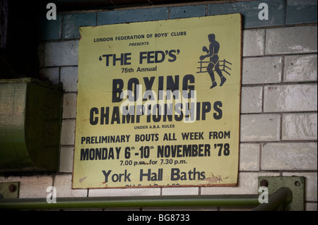 Alte Boxen-Plakat an der Repton Amateur Boxing Clubs Gym in East London Stockfoto