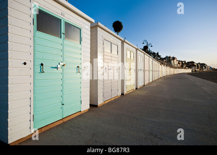 Lyme Regis Strandhütten bei Sonnenaufgang Stockfoto