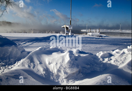 Wehenden Schnee und Dampf aus der noch nicht fixierten Lake Mendota bei Warner Park Strand und Boot starten in Madison, Wisconsin. Stockfoto