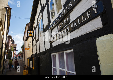 Wegweiser in Richtung Castle Walk auf der Schlossterrasse, Bridgnorth, Shropshire Stockfoto