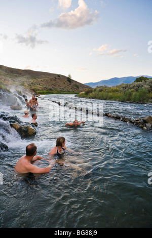 Touristen entspannen in das warme Wasser fließt aus den Hang mischen mit dem Gallatin River. Kochenden Fluss, Yellowstone Stockfoto