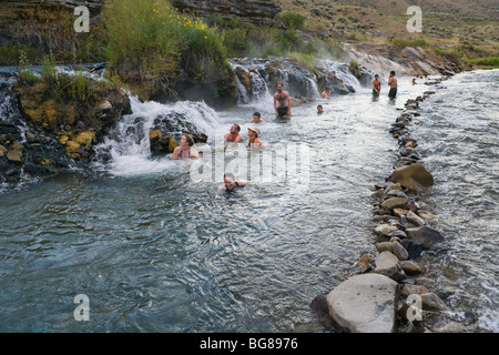 Touristen entspannen in das warme Wasser fließt aus den Hang mischen mit dem Gallatin River. Kochenden Fluss, Yellowstone Stockfoto