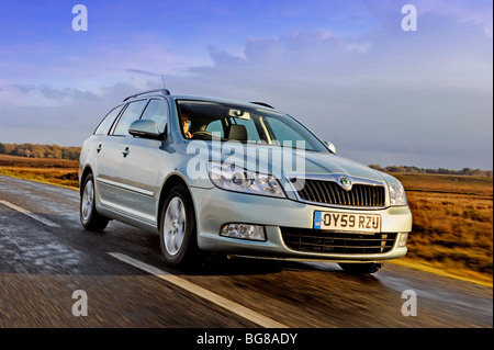 2009 Skoda Octavia Greenline Diesel Estate vorne treibende Schuss Stockfoto