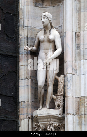 Detail der steinernen Statue Schnitzerei an der Außenseite der katholischen Kathedrale Duomo di Milano Mailand Lombardei Italien Stockfoto