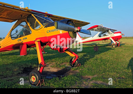 Kleinflugzeuge Flugzeuge geparkt an einem Rasen Flugplatz, Russland Stockfoto