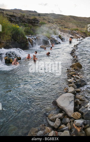 Touristen entspannen in das warme Wasser fließt aus den Hang mischen mit dem Gallatin River. Kochenden Fluss Stockfoto