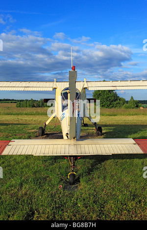 Kleinflugzeuge Flugzeuge geparkt an einem Rasen Flugplatz, Russland Stockfoto