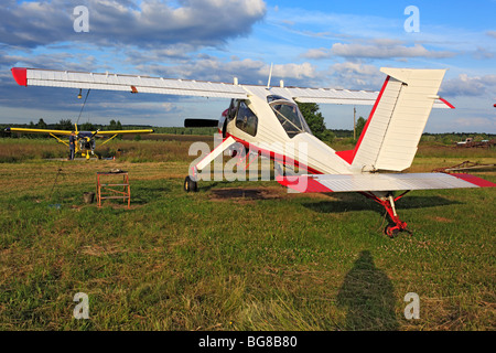 Kleinflugzeuge Flugzeuge geparkt an einem Rasen Flugplatz, Russland Stockfoto