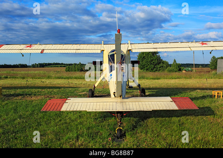 Kleinflugzeuge Flugzeuge geparkt an einem Rasen Flugplatz, Russland Stockfoto