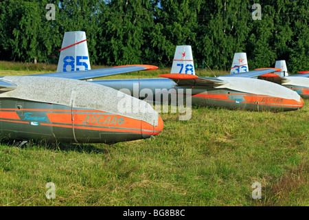 Kleinflugzeuge Flugzeuge geparkt an einem Rasen Flugplatz, Russland Stockfoto