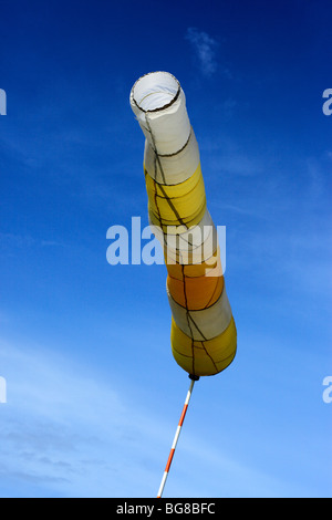 Flughafen-Windhose weht im Wind mit einem Himmelshintergrund Stockfoto